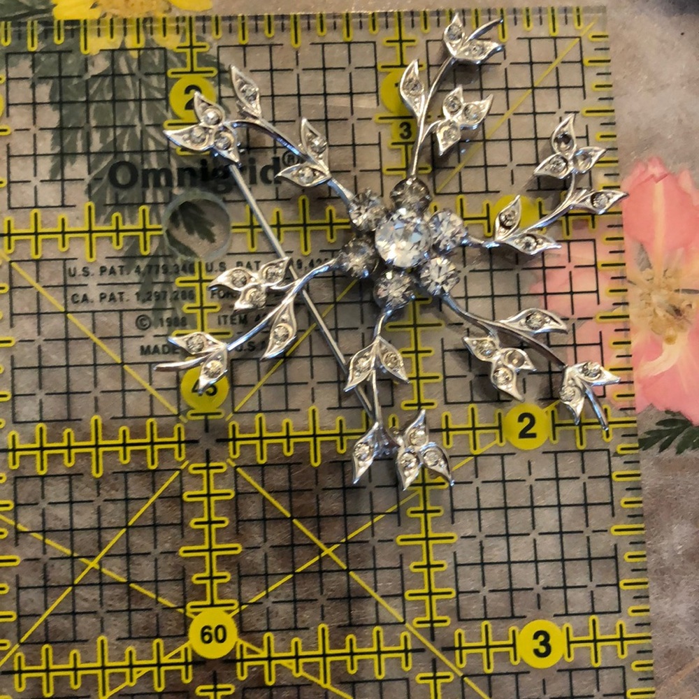 Spiral leaf crystal pin